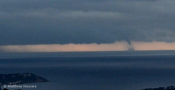 Trombe marine au large de Six-Fours-les-Plages (Var), le 11 octobre 2014. © Matthieu Vessiere Trombe marine au large de Six-Fours-les-Plages (Var), le 11 octobre 2014. © Matthieu Vessiere