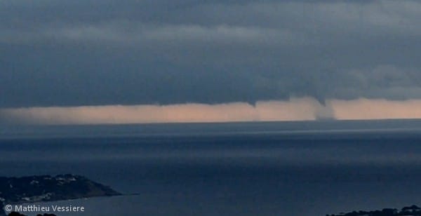 Trombe marine au large de Six-Fours-les-Plages (Var), le 11 octobre 2014. © Matthieu Vessiere Trombe marine au large de Six-Fours-les-Plages (Var), le 11 octobre 2014. © Matthieu Vessiere