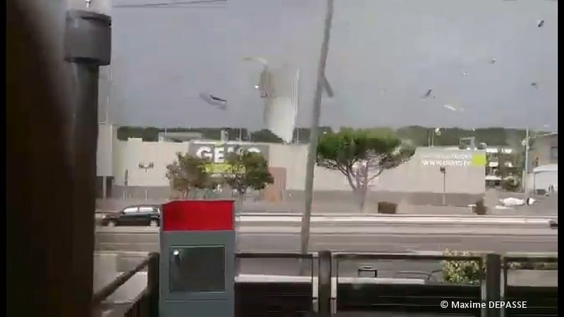 Tornade à Plan de Campagne (Bouches-du-Rhône), près de Marseille, le 15 septembre 2014. Capture vidéo. © M. Depasse Tornade à Plan de Campagne (Bouches-du-Rhône), près de Marseille, le 15 septembre 2014. Capture vidéo. © M. Depasse
