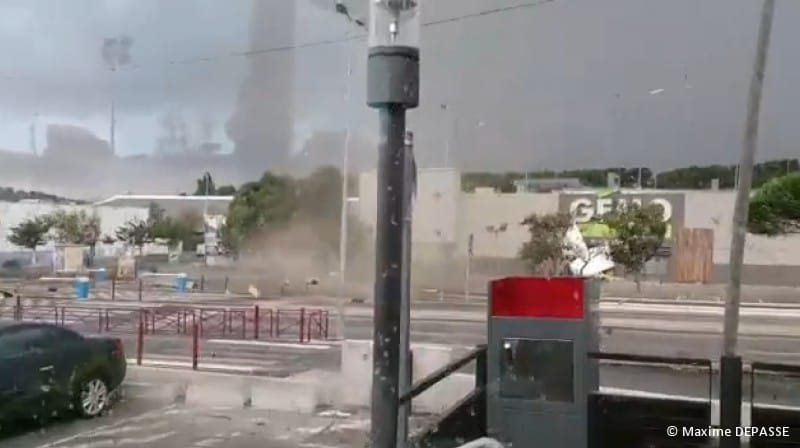 Tornade à Plan de Campagne (Bouches-du-Rhône), près de Marseille, le 15 septembre 2014. Capture vidéo. © M. Depasse Tornade à Plan de Campagne (Bouches-du-Rhône), près de Marseille, le 15 septembre 2014. Capture vidéo. © M. Depasse