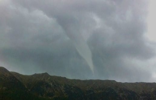 Tuba très développé (probable tornade) près de Porté-Puymorens (66), le 7 septembre 2014. (c) Ludovic MARTY, via L'Indépendant Tuba très développé (probable tornade) près de Porté-Puymorens (66), le 7 septembre 2014. (c) Ludovic MARTY, via L'Indépendant