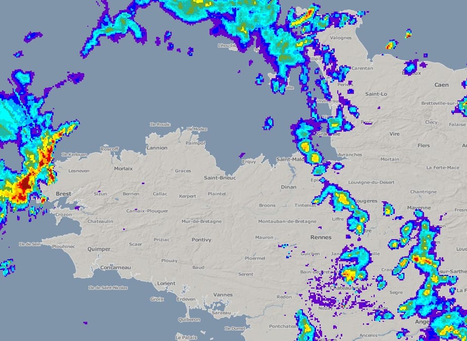 Orages peu mobiles et très pluvieux, au nord-ouest de Brest, le soir du 12 août 2015.