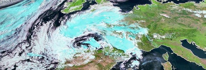 Dégradation orageuse de grande ampleur sur la France, avec enroulement dépressionnaire dans le Golfe de Gascogne. © Météosat