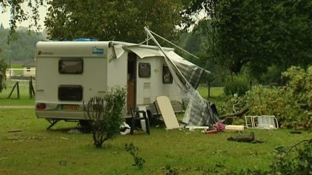 Caravane endommagée après avoir été renversée par une microrafale dans un camping de Thiézac, entraînant le décès d'un septuagénaire. Source : France 3 Auvergne