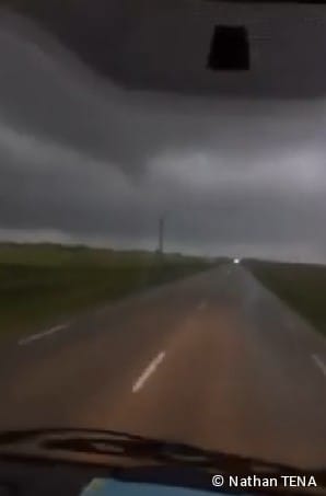 Capture vidéo de la tornade du 27 avril 2015 près d'Arles (13). © Nathan TENA