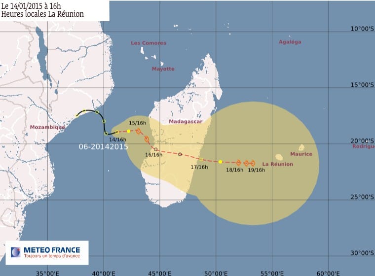 Trajectoire du système cyclonique probablement baptisée Chedza au fil de son déplacement - Mercredi 14 janvier 2015 (Météo-France) Trajectoire du système cyclonique probablement baptisée Chedza au fil de son déplacement - Mercredi 14 janvier 2015 (Météo-France)
