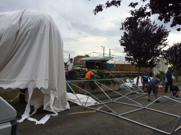 Tonnelle endommagée par un phénomène venteux bref, à Gournay-en-Bray, le 24 juillet 2015. © L'Eclaireur La Dépêche Tonnelle endommagée par un phénomène venteux bref, à Gournay-en-Bray, le 24 juillet 2015. © L'Eclaireur La Dépêche