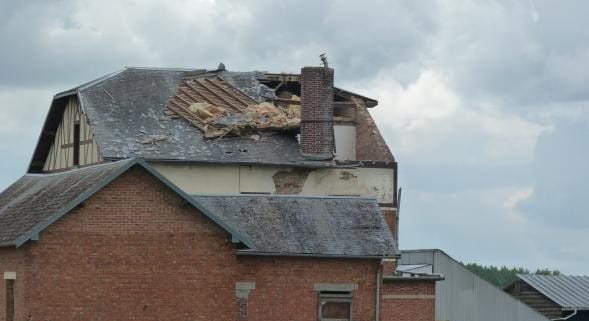 Dégâts causés par un phénomène venteux violent le 22 juin 2015 à Hombleux (Somme). © Le Courrier Picard Dégâts causés par un phénomène venteux violent le 22 juin 2015 à Hombleux (Somme). © Le Courrier Picard