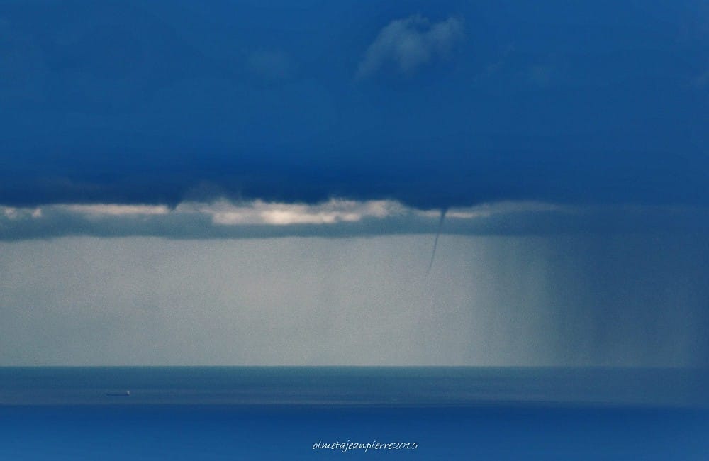 Trombe marine au large de Sisco (Haute-Corse) le 20 septembre 2015. © Jean-Pierre OLMETA Trombe marine au large de Sisco (Haute-Corse) le 20 septembre 2015. © Jean-Pierre OLMETA