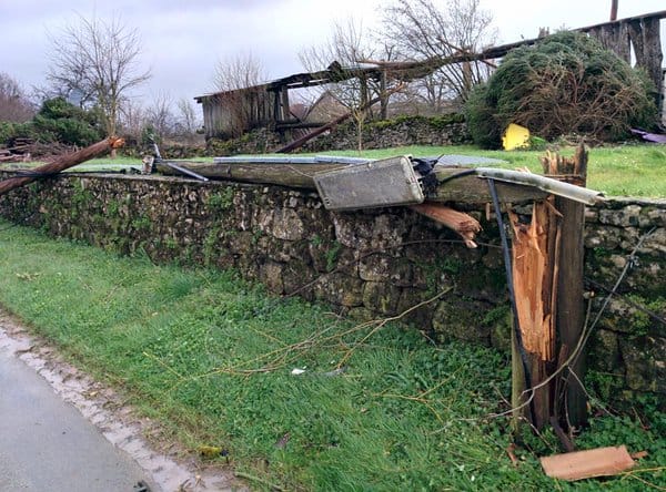 Dommages à Romans (Deux-Sèvres) causés par un phénomène venteux violent le 13 février 2016. © Samuel Desmarchais