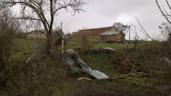 Dommages à Romans (Deux-Sèvres) causés par un phénomène venteux violent le 13 février 2016. © Serge ZAKA