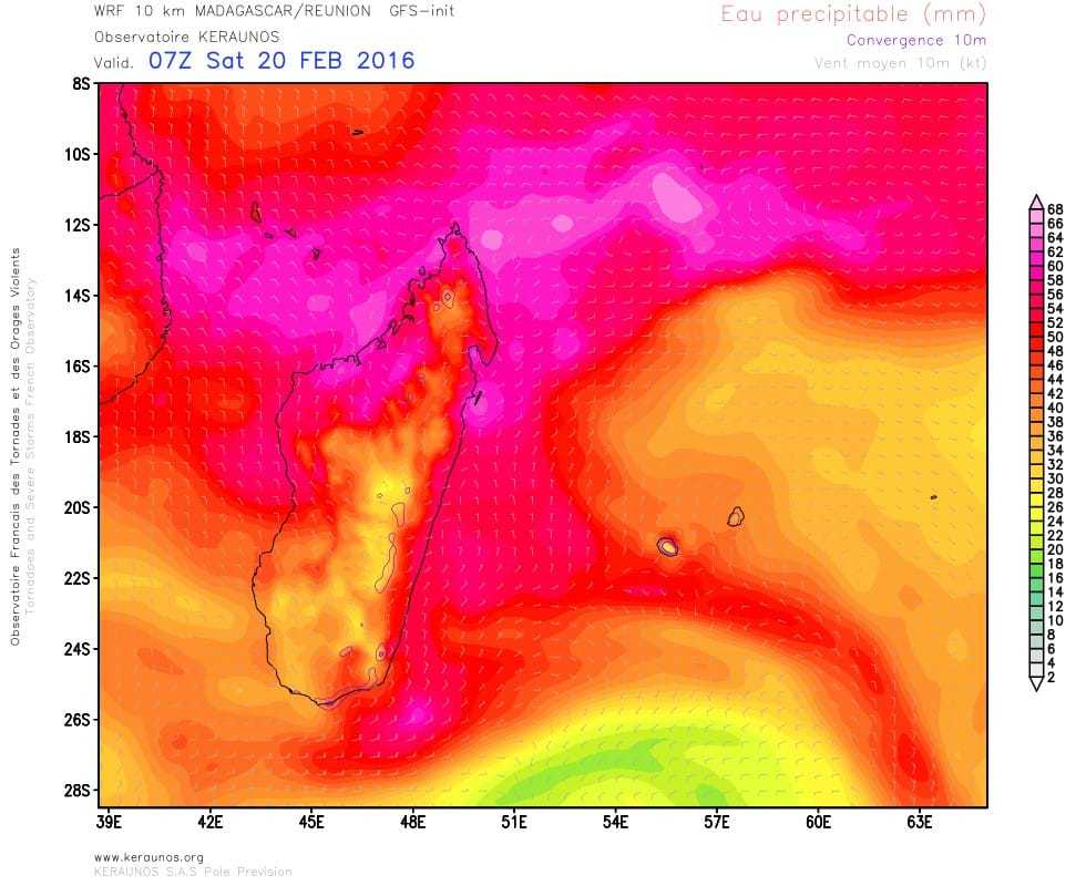 Eau précipitable et vent à 10 mètres, le samedi 20 février 2016 à 06h TU. Run WRF 10 km Madagascar-Réunion du 20.02.2016 06h TU. On note la présence d'une langue d'air humide au sud de la Réunion, avec convergence des vents. © KERAUNOS Eau précipitable et vent à 10 mètres, le samedi 20 février 2016 à 06h TU. Run WRF 10 km Madagascar-Réunion du 20.02.2016 06h TU. On note la présence d'une langue d'air humide au sud de la Réunion, avec convergence des vents. © KERAUNOS