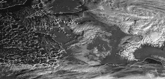 Image satellite visible, le 15 janvier 2016 à 10h00 locales, avec orages de neige sur le Calvados. © Eumetsat Image satellite visible, le 15 janvier 2016 à 10h00 locales, avec orages de neige sur le Calvados. © Eumetsat