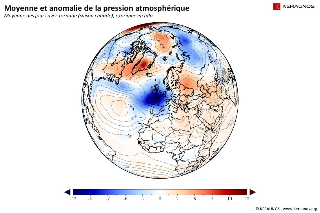 Pression moyenne (hPa) et anomalie de la pression moyenne réduite au niveau de la mer pour les journées ayant connu au moins une tornade sur la France en 2015 (cas de saison chaude). © KERAUNOS