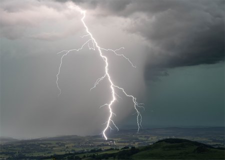 Derecho de l'Occitanie à la Lorraine le 25 juin : rafales à 140 km/h et grêlons proches de 10 cm