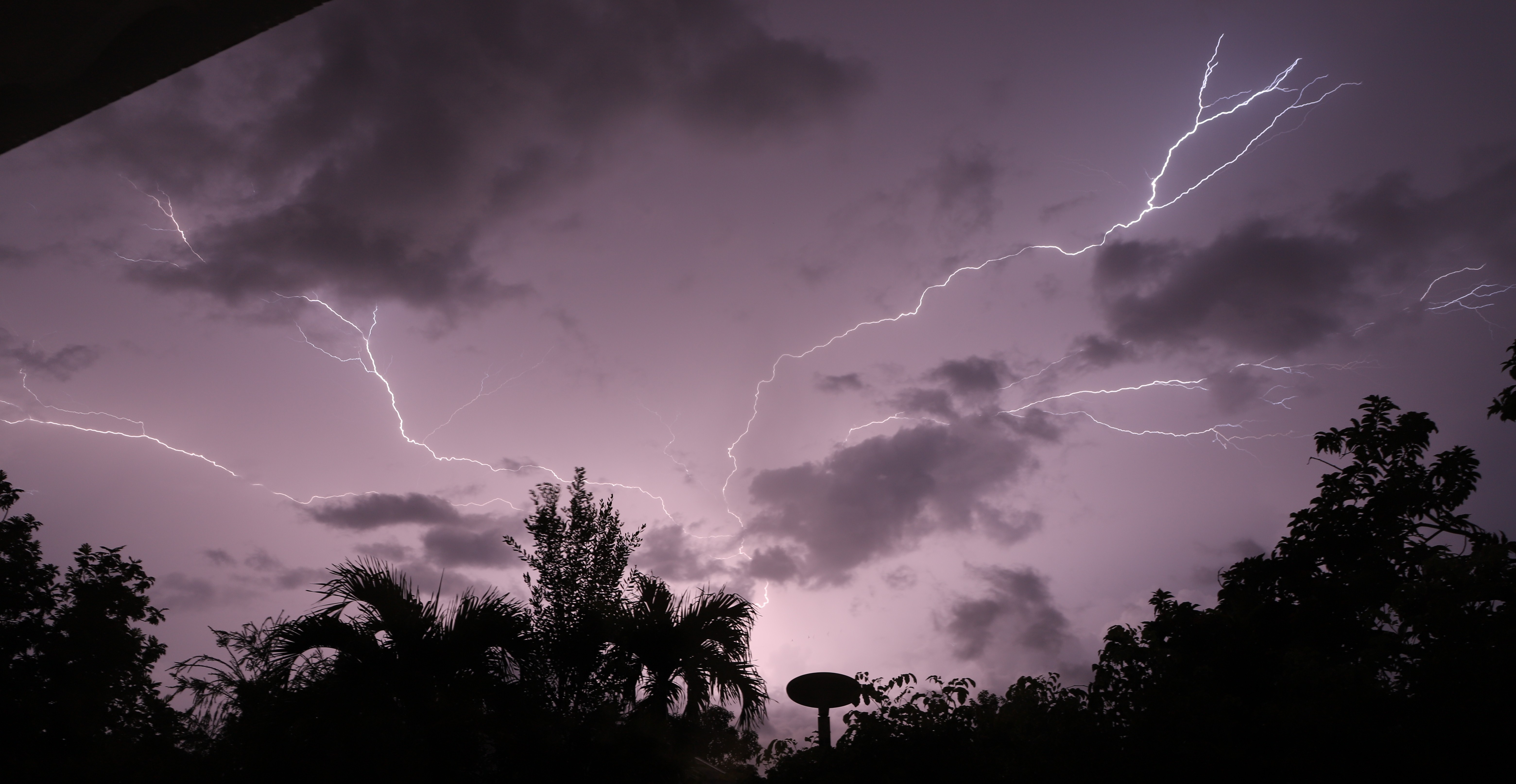 Bilan foudre d'octobre : des orages rares et peu électriques