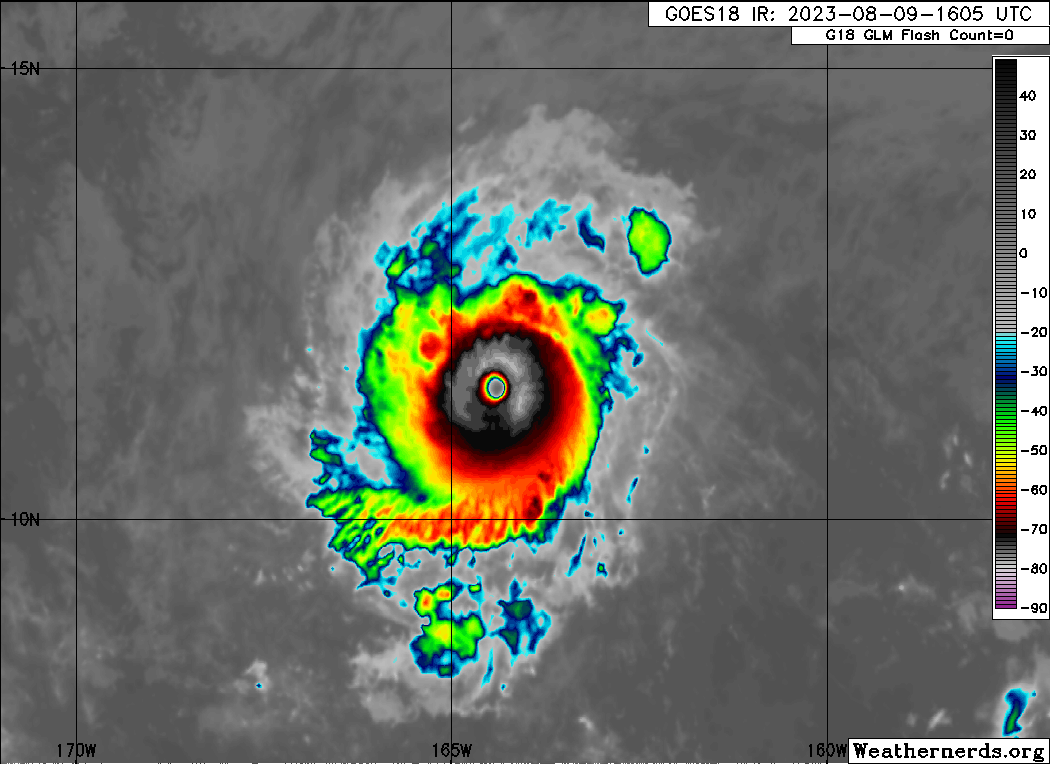 L'ouragan Dora (cat&eacute;gorie 4) est actif depuis le tout d&eacute;but du mois d'ao&ucirc;t dans le Pacifique. N&eacute; dans le bassin est Pacifique, Dora devrait franchir la ligne de changement de date en tant qu'ouragan d'ici quelques jours. Deux autres ouragans l'ont d&eacute;j&agrave; fait depuis d&eacute;but de l'&egrave;re satellite.