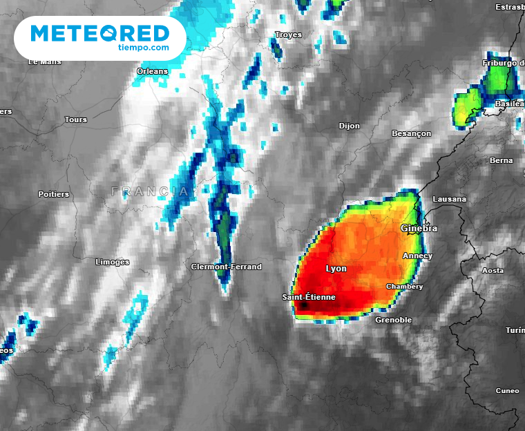 L'#orage diluvien en Haute-Loire a d&eacute;vers&eacute; plus de 100 mm en 1h &agrave; un rythme &gt; 20 mm/10 min, un cumul exceptionnel sous structure en V qui bouge tout de m&ecirc;me tr&egrave;s lentement avec sommets p&eacute;n&eacute;trants tr&egrave;s froids. L'enclume s'&eacute;tale jusqu'aux Alpes.