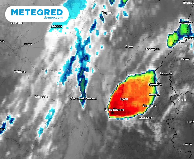 <p>L'#orage diluvien en Haute-Loire a déversé plus de 100 mm en 1h à un rythme > 20 mm/10 min, un cumul exceptionnel sous structure en V qui bouge tout de même très lentement avec sommets pénétrants très froids. L'enclume s'étale jusqu'aux Alpes.</p>