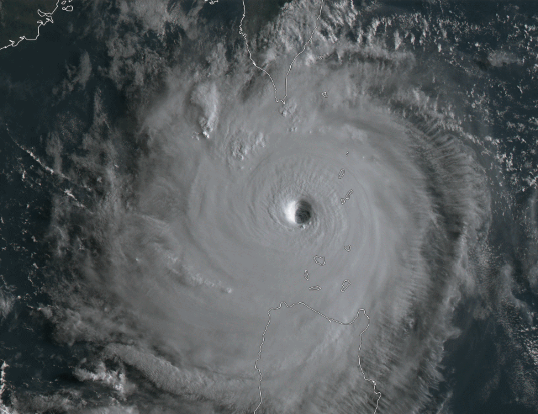 <p>Le super typhon Saola est à la limite de la catégorie 5 (135 kts estimés par le JTWC) entre Taïwan et les Philippines ce mercredi matin.</p>