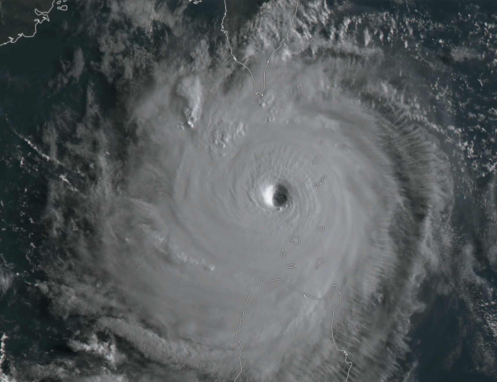 Le super typhon Saola est &agrave; la limite de la cat&eacute;gorie 5 (135 kts estim&eacute;s par le JTWC) entre Ta&iuml;wan et les Philippines ce mercredi matin.