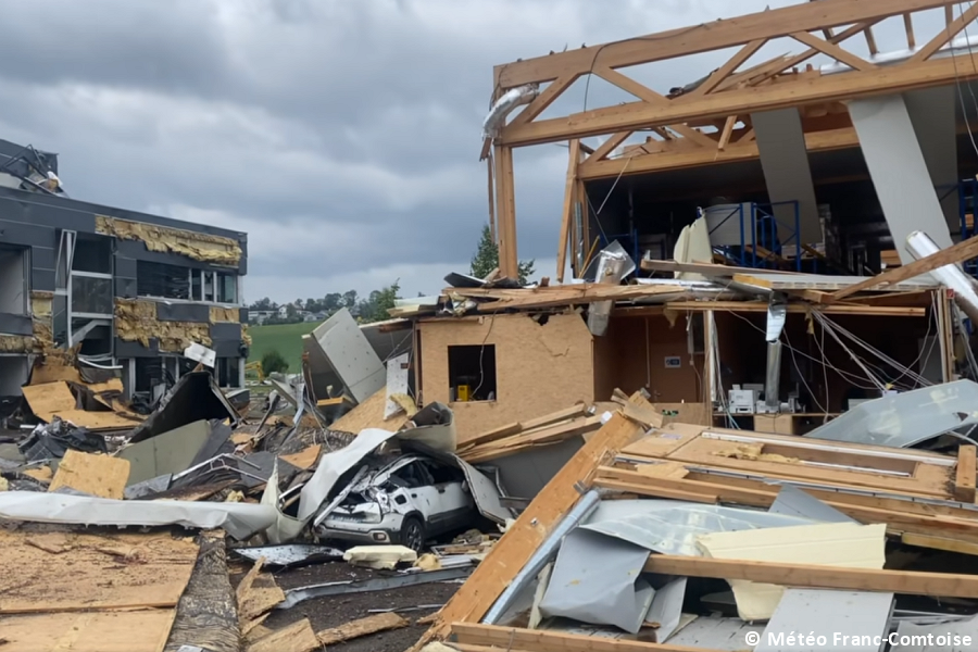 Publication du dossier sur les orages d&eacute;vastateurs du 24 juillet entre Doubs et Suisse. Les macrorafales, avec des pointes entre 180 et 220 km/h, ont endommag&eacute; plus de 4000 b&acirc;timents et d&eacute;truit des milliers d'arbres. Photo I. Ghouil.