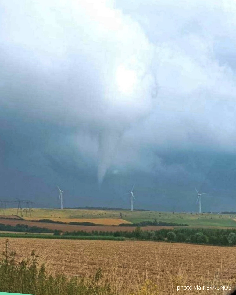 Un long tuba (possible tornade) a &eacute;t&eacute; observ&eacute; ce midi sur le nord du Pas-de-Calais, en p&eacute;riph&eacute;rie imm&eacute;diate d'une cellule convective active mais non orageuse. Des investigations sont en cours pour d&eacute;terminer si un contact au sol a pu se produire.