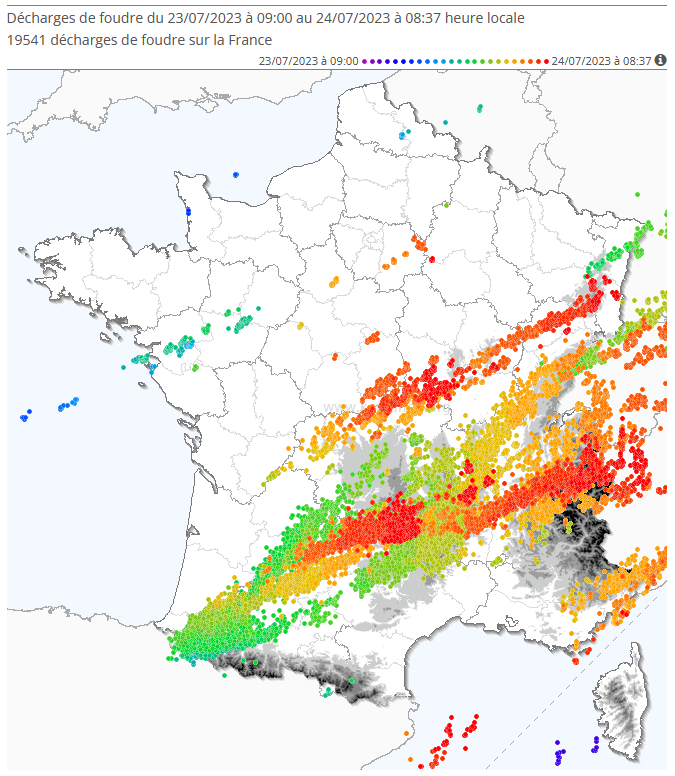 La nuit a &eacute;t&eacute; tr&egrave;s orageuse des Pyr&eacute;n&eacute;es au Massif Central et aux Alpes : 20000 &eacute;clairs d&eacute;tect&eacute;s en quelques heures, accompagn&eacute;s de fortes pluies et de gr&ecirc;le. Le d&eacute;partement le plus foudroy&eacute; : la Loz&egrave;re.