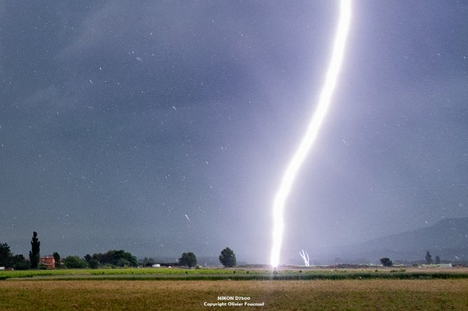 <p>Superbe vue rapprochée d'un impact de foudre positif, hier lundi, dans les Bouches-du-Rhône, sous un orage très actif. Traceurs ascendants bien nets. Photo Olivier Foucaud. </p>