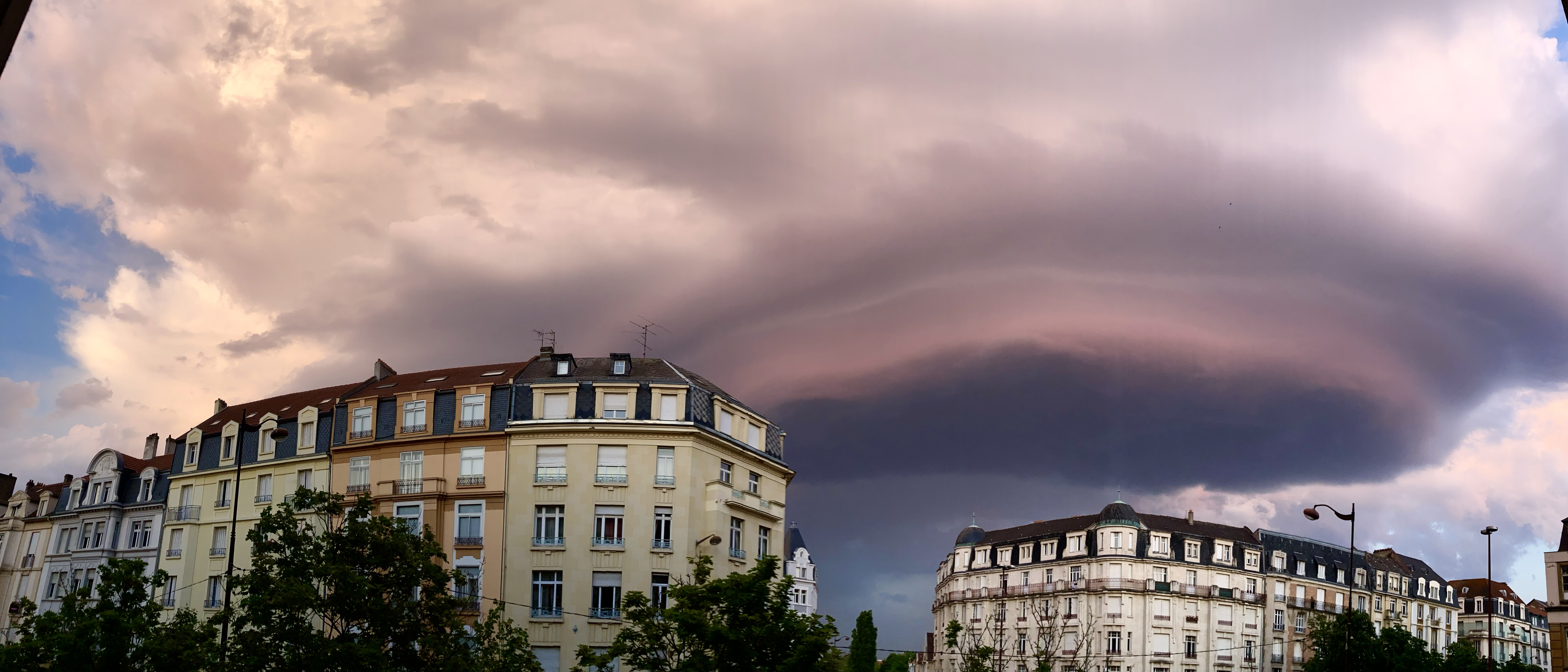 <p>Un orage en rotation s'est développé ce soir sur Metz, ce qui lui a donné un aspect spectaculaire comme en témoigne cette photo de C. Jaglin. Cette rotation est liée à la présence d'un mésocyclone, élément caractéristique des supercellules.</p>