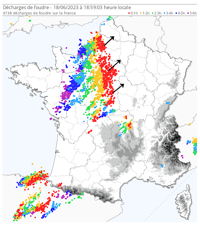 <p>Les orages sont puissants sur le nord du pays et très électriques : près de 10.000 éclairs au cours des 6 dernières heures et des rafales de 100 km/h à Paris tout récemment. Le système se déplace vers le nord-est à environ 60 km/h.</p>