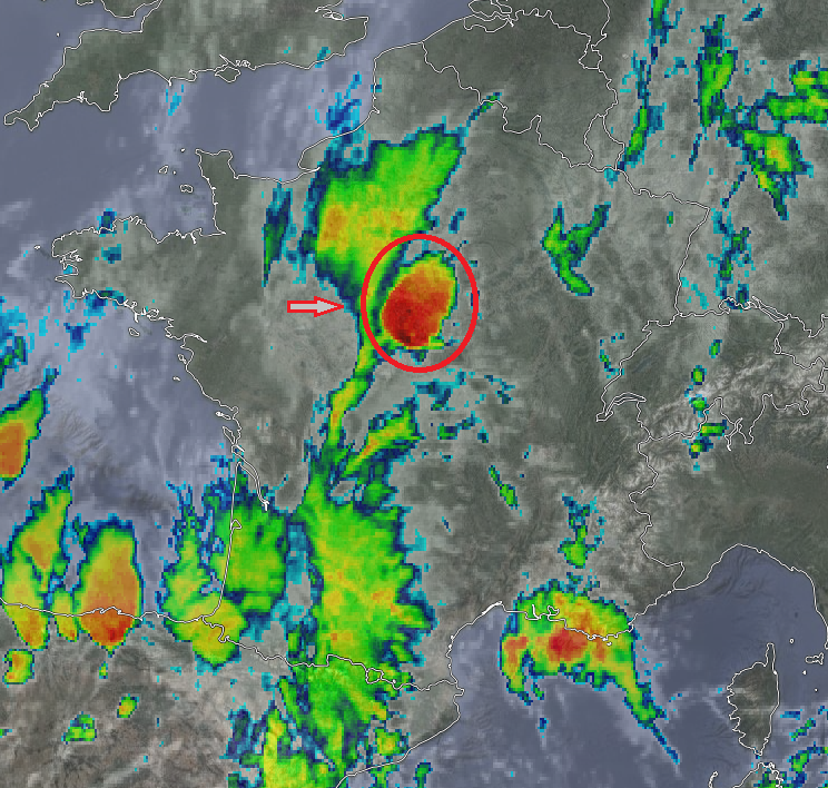 <p>Un système orageux actif évolue sur le Centre cet après-midi, avec grêle et pluies intenses. Bien visible au satellite, il fait route vers la Bourgogne désormais, et présente aussi des extensions vers l'est de l'Ile-de-France.</p>