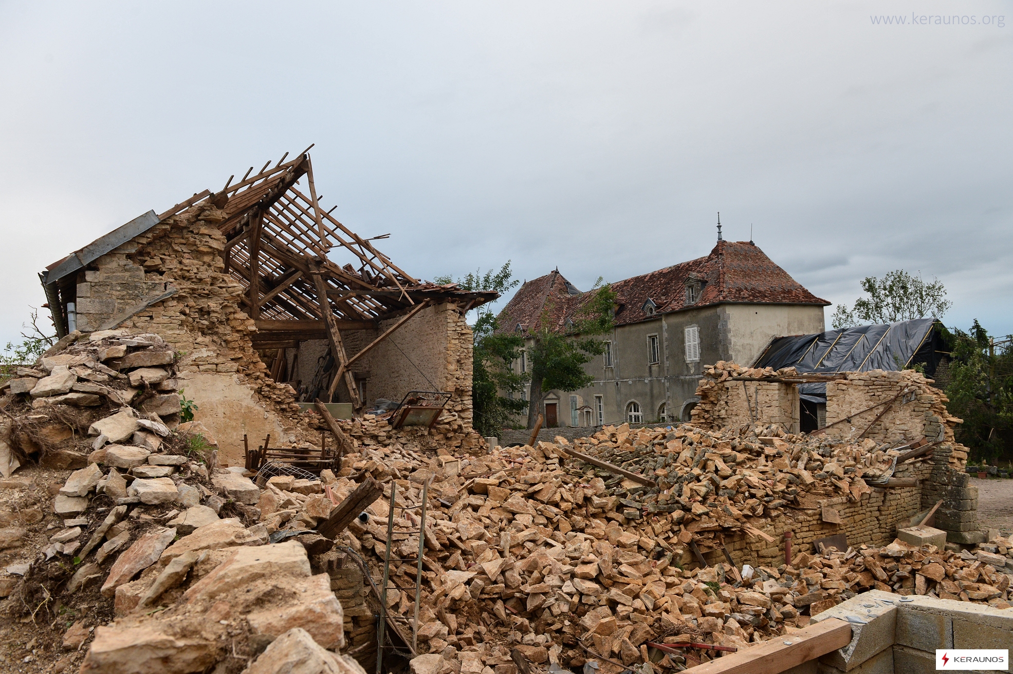 <p>Le mois de juin est souvent propice aux orages violents en France. Ainsi, il y a tout juste 10 ans, le 19 juin 2013, une puissante tornade frappait Etrochey (Côte-d'Or) avec des rafales estimées entre 220 et 270 km/h. Retour sur les événements avec le dossier complet.</p>