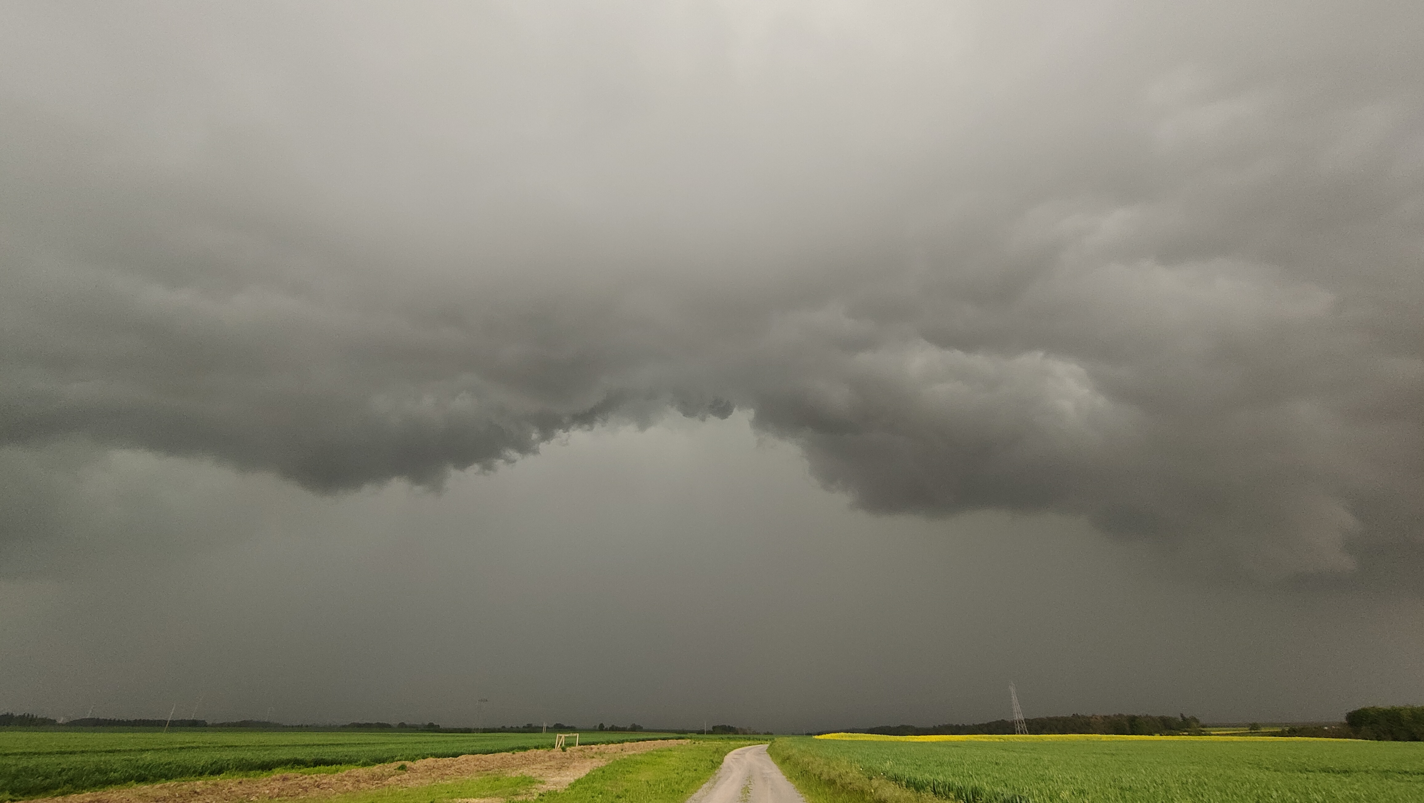 <p>Des orages organisés en ligne ont stationné cet après-midi à l'est de Saint-Quentin, dans le département de l'Aisne. Des lames d'eau localement supérieures à 70 mm ont été produites sous cette ligne orageuse, soit parfois l'équivalent d'un mois de pluie en quelques heures. Photo de ces orages par E. Le Fur :</p>