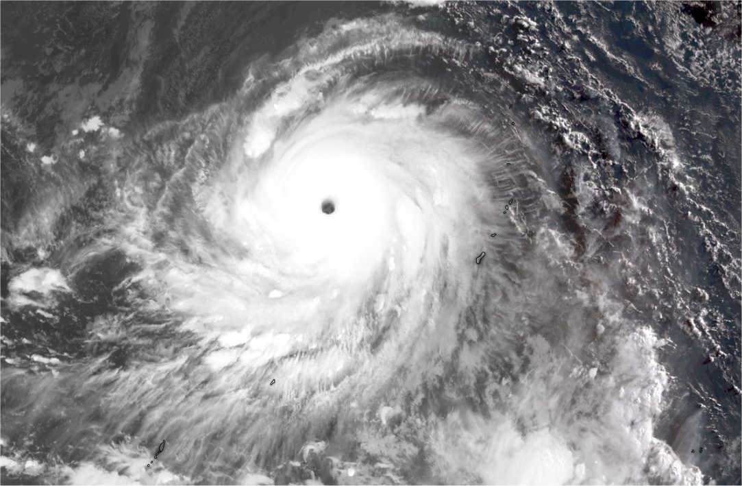 <p>Spectaculaire vue peu avant le lever du jour sur le super typhon Mawar, qui s'est réintensifié après avoir frappé Guam. Il est équivalent catégorie 5 et le système le plus puissant de 2023.</p>