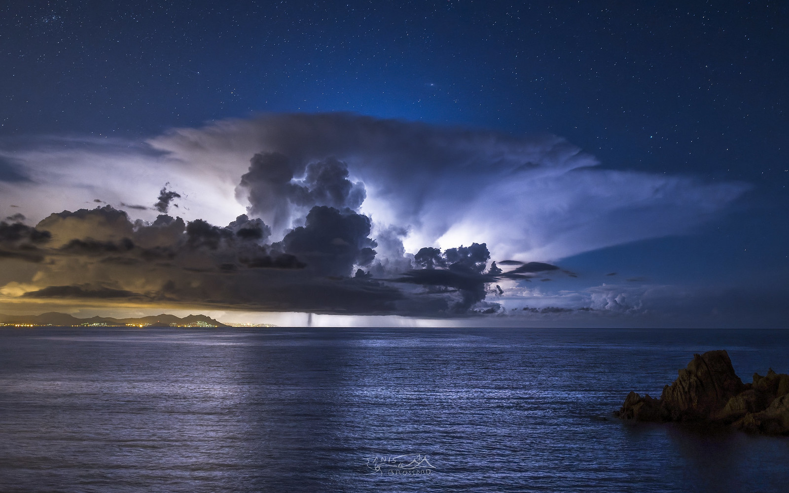 <p>Superbe cellule orageuse vers 3h40 la nuit dernière au large du Var/AlpesMaritimes avec trombe marine photographiée par Janis Brossard. </p>