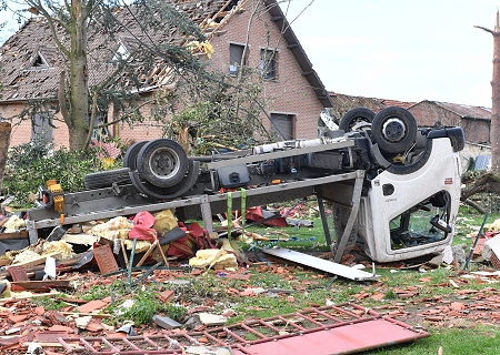 <p>Il y a un an, la tornade de Bihucourt établissait un nouveau record national avec une trajectoire exceptionnellement longue de 206 km. Elle s'est formée au cours d'un épisode groupé qui compte au total 4 tornades d'intensité EF0 à EF3.</p>