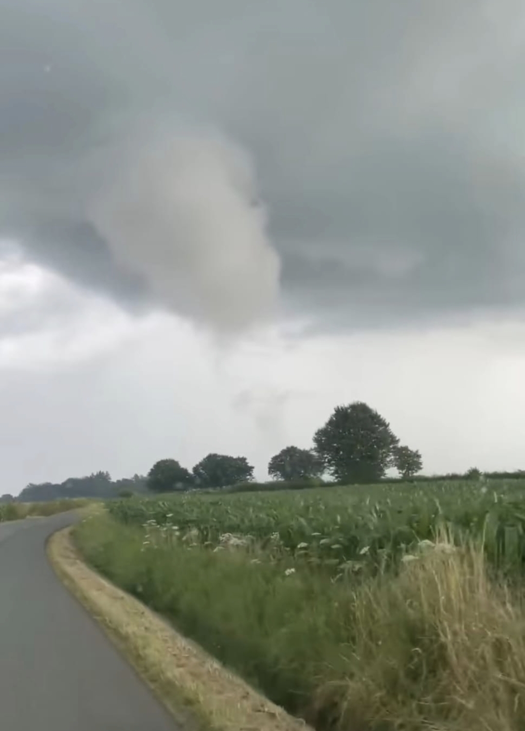 Une tornade s'est vraisemblablement form&eacute;e dans le Nord ce vendredi vers 13h15, dans les environs de Solrinnes, sous un orage actif. Une enqu&ecirc;te est ouverte pour confirmer la nature du ph&eacute;nom&egrave;ne et ses caract&eacute;ristiques. Photo St&eacute;phane H. via M&eacute;t&eacute;o Nord - Pas de Calais.