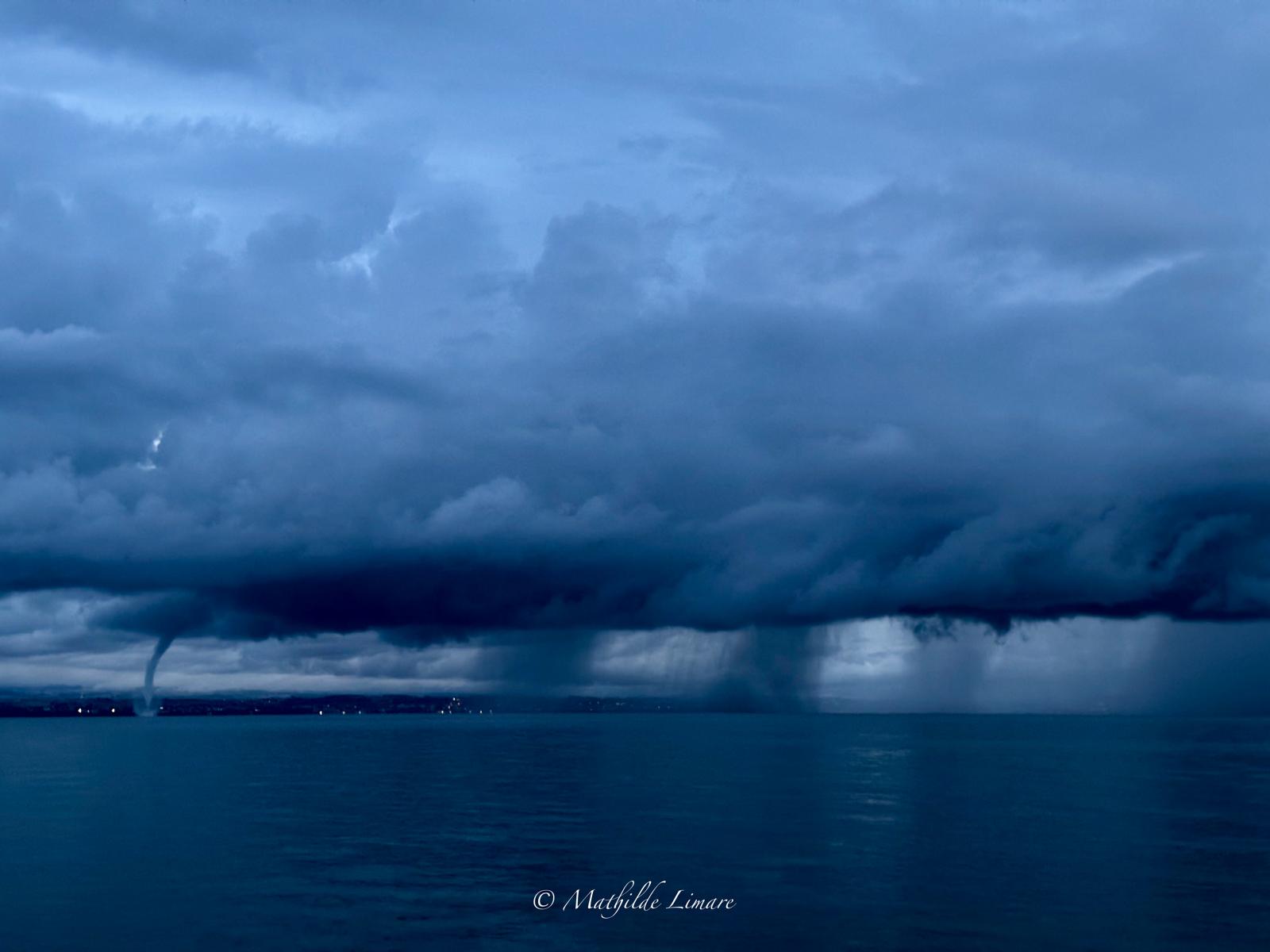 Une trombe s'est d&eacute;velopp&eacute;e sur le lac L&eacute;man ce dimanche matin, vers 06h15, en face d'Evian-les-Bains (Haute-Savoie). Un spectacle original, m&ecirc;me si ce lac est p&eacute;riodiquement sujet aux trombes lacustres. Photo Mathilde Limare.