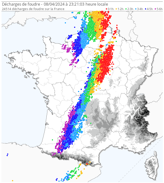 <p>Près de 25.000 éclairs ont été détectés au cours des 6 dernières heures en France ! L'activité électrique est particulièrement intense pour un mois d'avril depuis la fin d'après-midi de ce lundi. Les orages sont parfois forts, avec grêle et fortes rafales de vent.</p>
