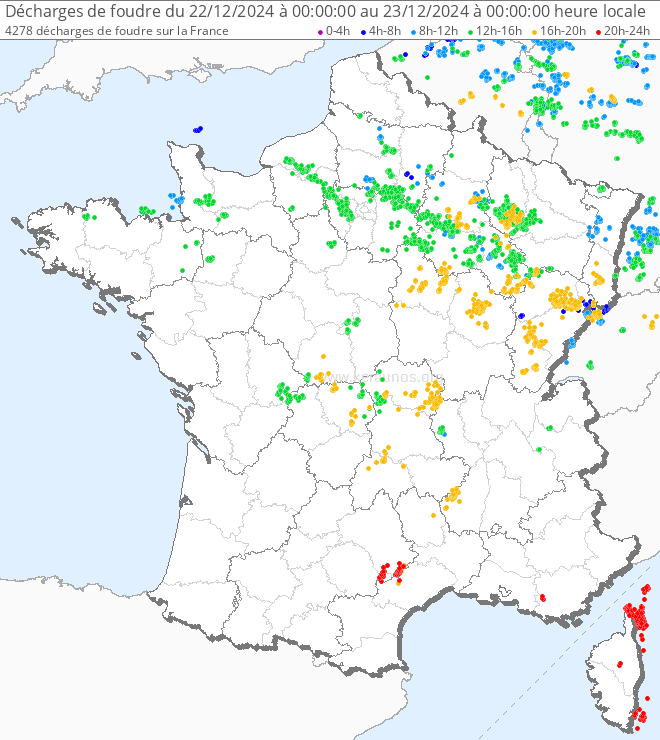 La journ&eacute;e d'hier 22 d&eacute;cembre a &eacute;t&eacute; tr&egrave;s perturb&eacute;e sur la France avec de fr&eacute;quents orages de masse d'air froid, surtout au passage d'un front froid secondaire. Pr&egrave;s de 4000 &eacute;clairs ont &eacute;t&eacute; d&eacute;tect&eacute;s. Les orages se sont accompagn&eacute;s de chutes de gr&eacute;sil, neige roul&eacute;e ou neige seule.