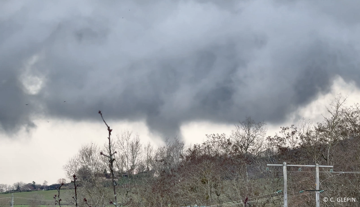 <p>Un phénomène tourbillonnaire a été observé près de Torcy (Saône-et-Loire) ce lundi 26 février. Les témoins font état d’un mouvement de rotation marqué à la base d’un nuage orageux ; en l’état des éléments recueillis, un contact au sol n’est pas encore certain. Une enquête est en cours, afin de déterminer s’il s’agit d’une tornade ou d'un simple tuba.</p>