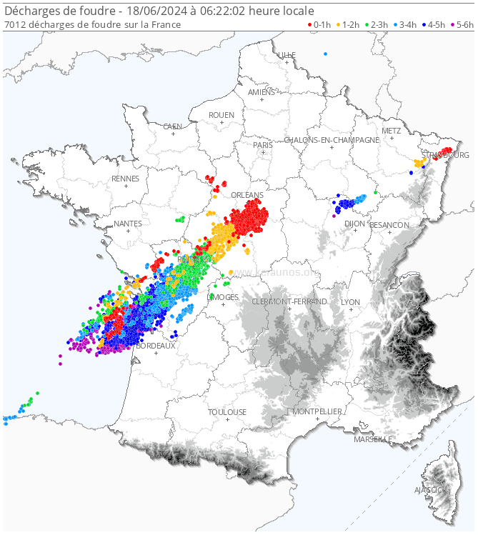 Un syst&egrave;me orageux tr&egrave;s actif a suivi un axe Charente-Maritime - Loiret ces derni&egrave;res heures. Il est particuli&egrave;rement &eacute;lectrique et a produit plus de 7000 &eacute;clairs au cours des 6 derni&egrave;res heures.