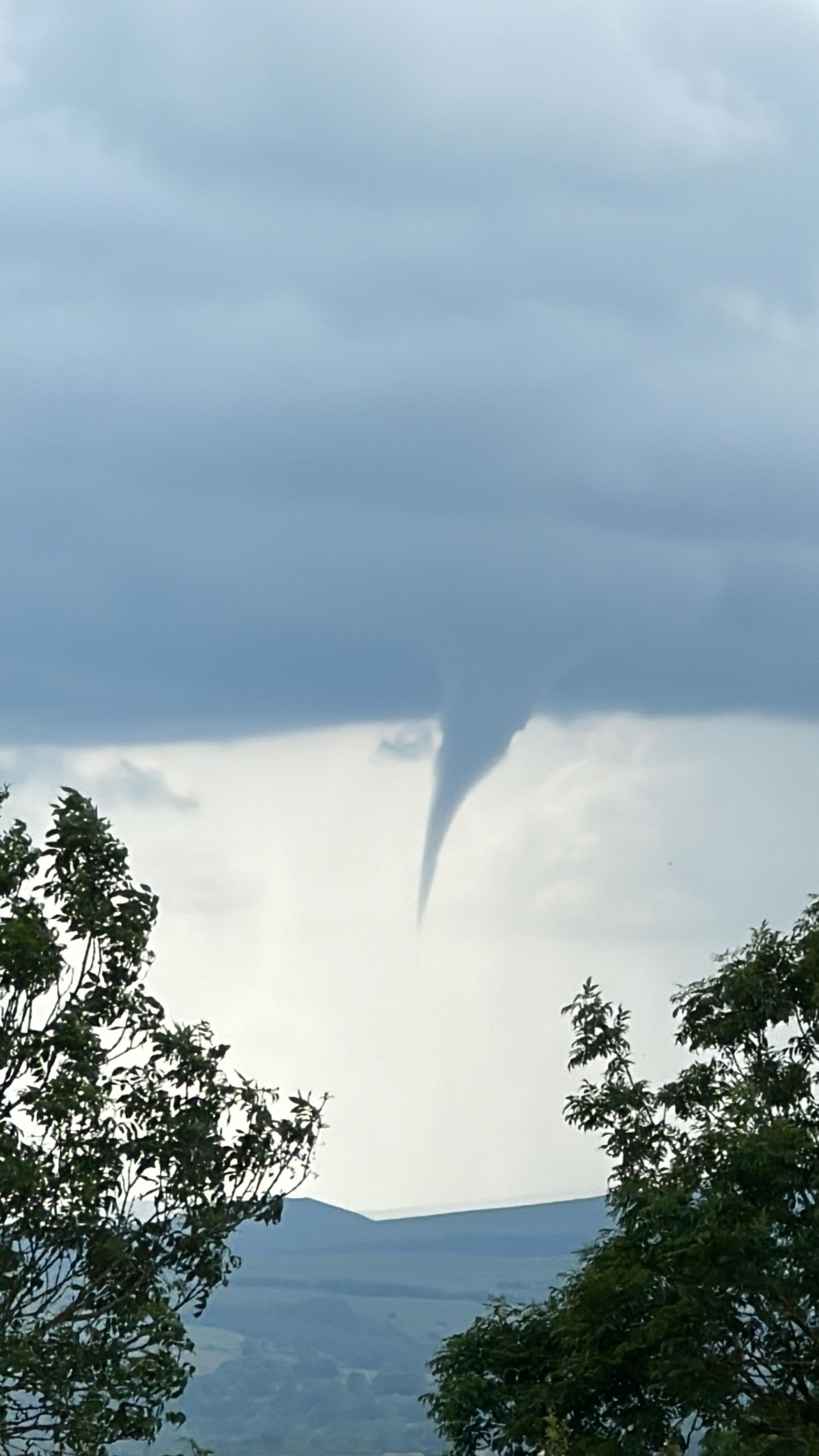 Un tuba a &eacute;t&eacute; observ&eacute; dans le Cantal ce mardi sous des orages orographiques. Photo de Florian Chartier
