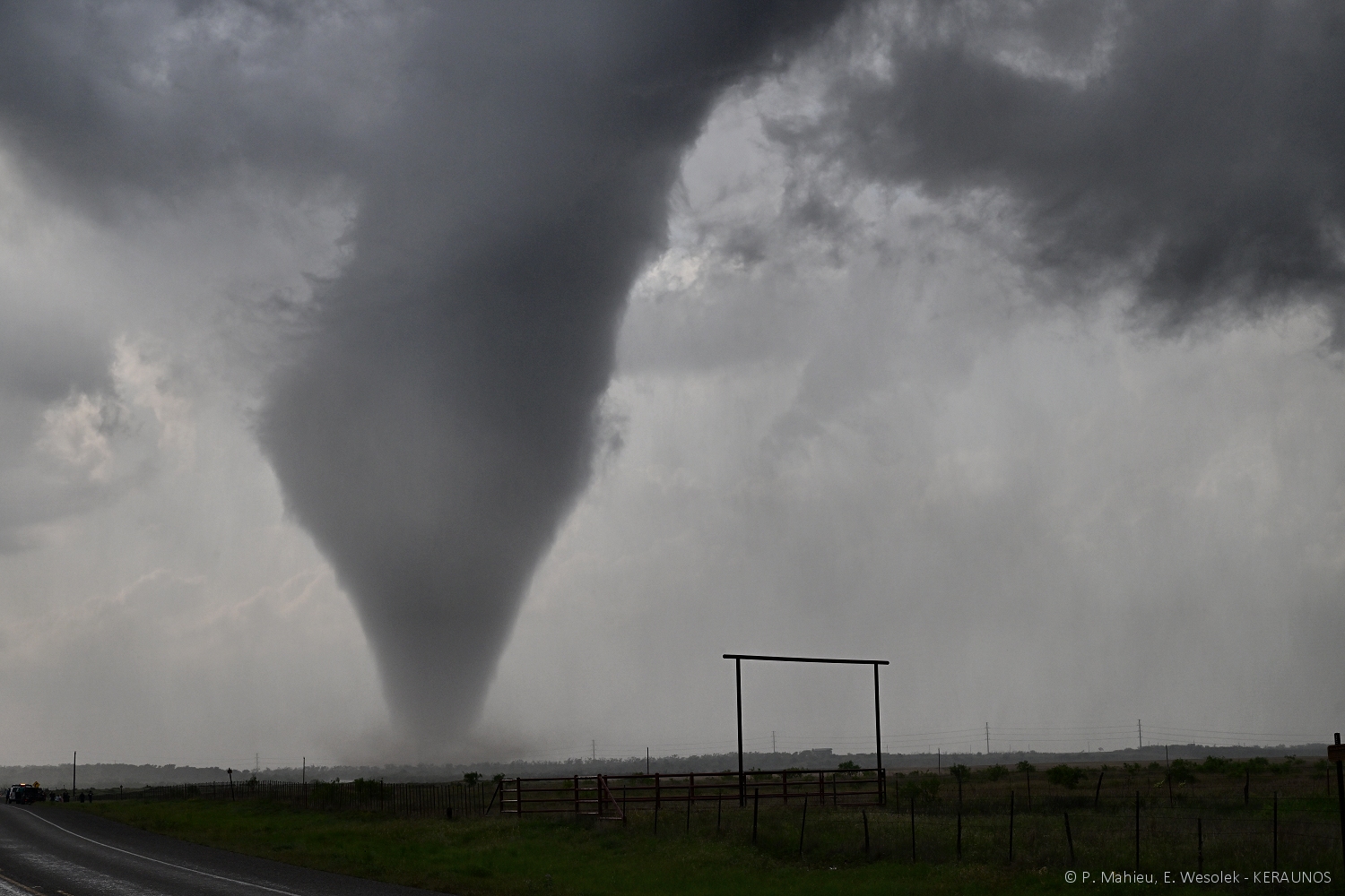 <p>Campagne d'observation USA 2024 [1/5] : publication du premier épisode aujourd'hui avec le reportage photo réalisé sur une tornade observée le 2 mai dernier, dans le Texas, par Keraunos.</p>