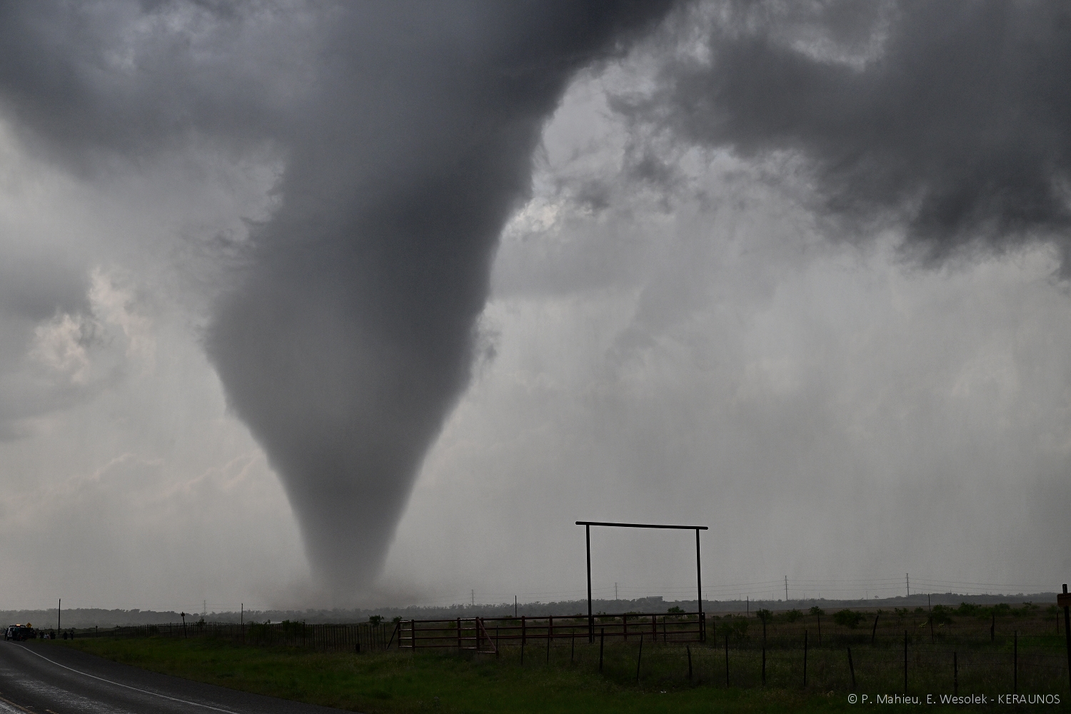 Campagne d'observation USA 2024 [1/5] : publication du premier &eacute;pisode aujourd'hui avec le reportage photo r&eacute;alis&eacute; sur une tornade observ&eacute;e le 2 mai dernier, dans le Texas, par Keraunos.