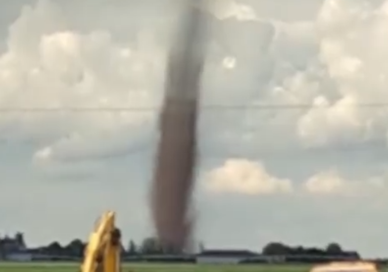 <p>Une tornade a été observée à Orgères-en-Beauce, en Eure-et-Loir, ce samedi après-midi. Elle s'est développée en périphérie immédiate d'une cellule orageuse active, dans un contexte propice au développement de phénomènes tourbillonnaires.</p>