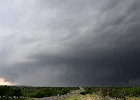 <p>Campagne d'observation USA 2024 [2/5] : publication du deuxième épisode aujourd'hui avec le reportage photo réalisé sur une supercellule HP tornadique observée le 3 mai dernier, dans le Texas, par Keraunos.</p>