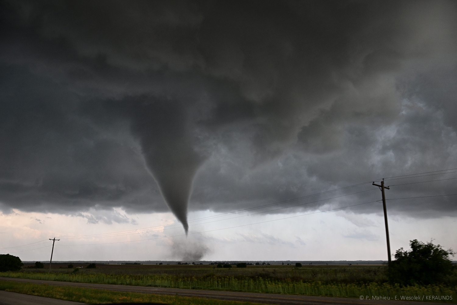 <p>Campagne d'observation USA 2024 [5/5] : publication du dernier épisode aujourd'hui avec le reportage photo réalisé sur une forte tornade (EF3) interceptée le 2 mai dernier, à Hawley (Texas), par Keraunos. </p>