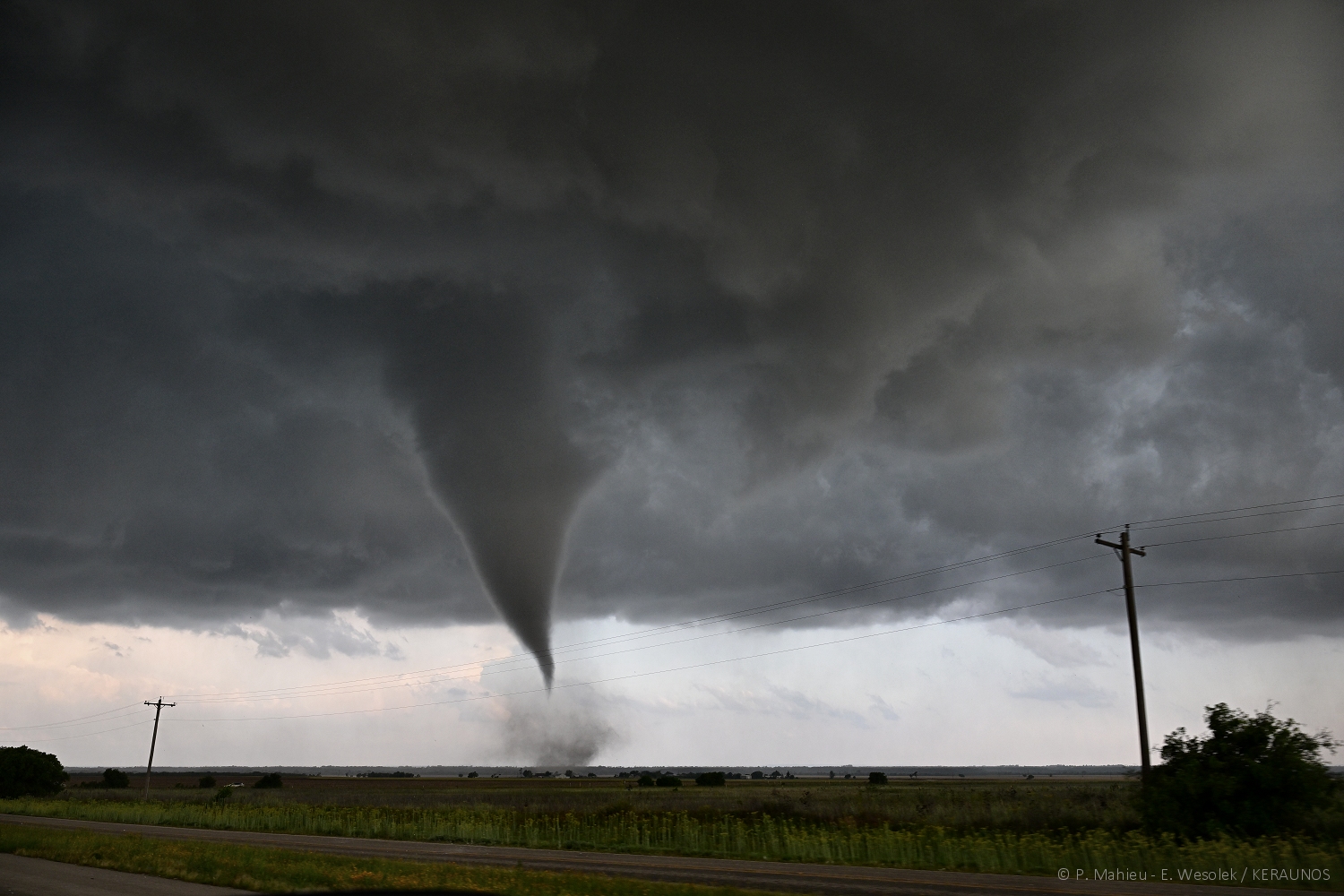 Campagne d'observation USA 2024 [5/5] : publication du dernier &eacute;pisode aujourd'hui avec le reportage photo r&eacute;alis&eacute; sur une forte tornade (EF3) intercept&eacute;e le 2 mai dernier, &agrave; Hawley (Texas), par Keraunos.&nbsp;